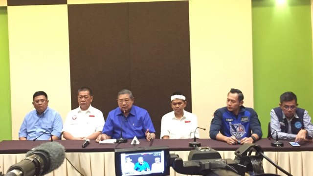 Konpers SBY dan Paslon Gub Wagub Jabar. (Foto: Rafyq Panjaitan/kumparan)