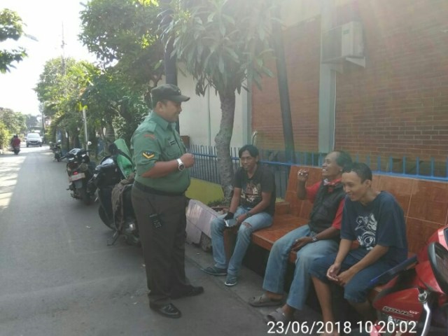 Antisipasi Kamtibmas, Babinsa Grogol Koramil 03/GP Gencar Lakukan Komsos Dengan Warga (3)