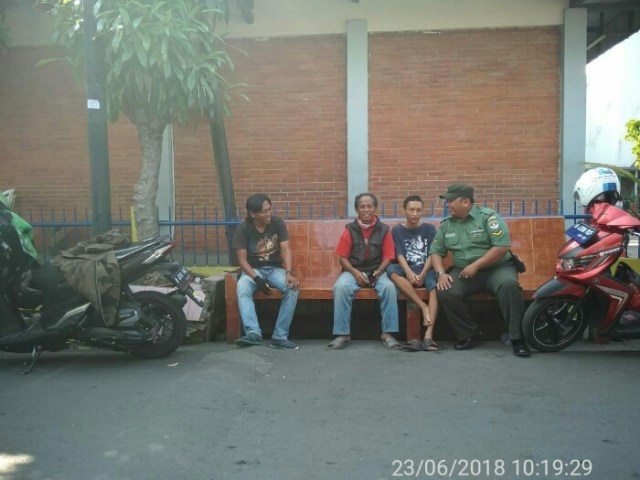 Antisipasi Kamtibmas, Babinsa Grogol Koramil 03/GP Gencar Lakukan Komsos Dengan Warga (2)