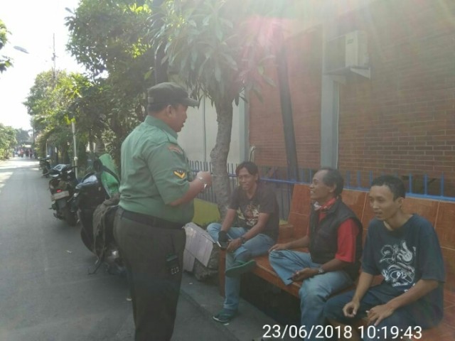 Antisipasi Kamtibmas, Babinsa Grogol Koramil 03/GP Gencar Lakukan Komsos Dengan Warga (1)
