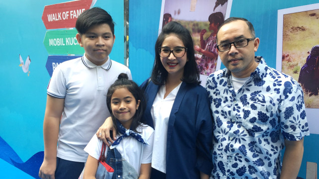 Novita Angie dan keluarga. (Foto: Maria Gabrielle Putrinda/kumparan)