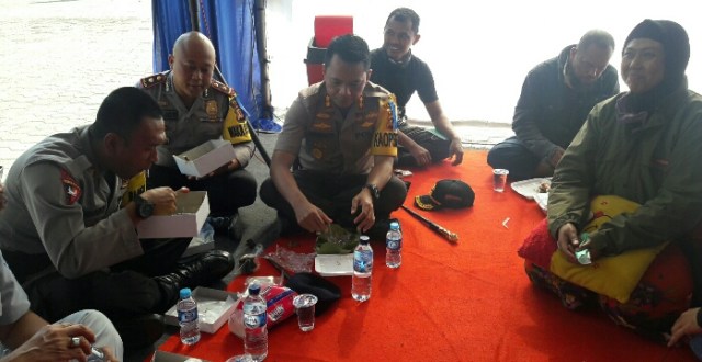 H + 7 Arus Balik 2018 Polres Cirebon Adakan Makan Bareng Ratusan Pemudik Di Rest Area Mako Brimob Winong Cirebon