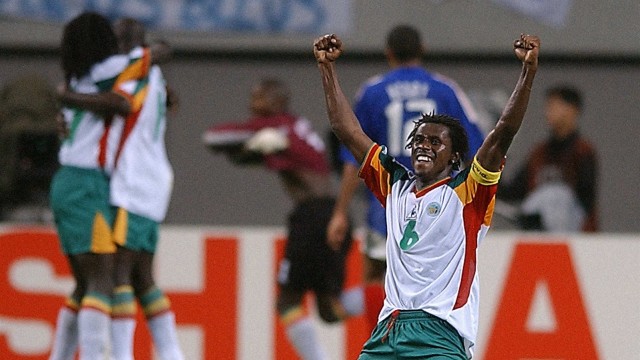 Aliou Cisse di Piala Dunia 2002. (Foto: AFP/Kim Jae-hwan)