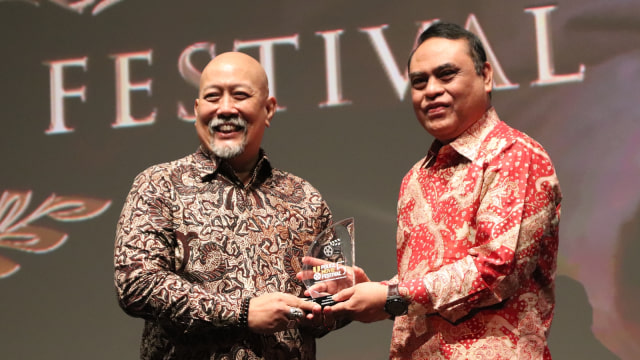 Indro Warkop menerima Lifetime Achievement Award (Foto: Munady)
