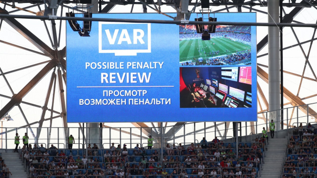 Review VAR di laga Nigeria vs Islandia. Foto: Reuters/Sergio Perez