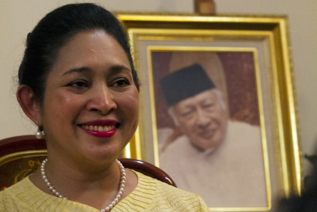 Titiek Soeharto dan potret sang ayah. (Foto: Rahmat Pribadi/AFP)