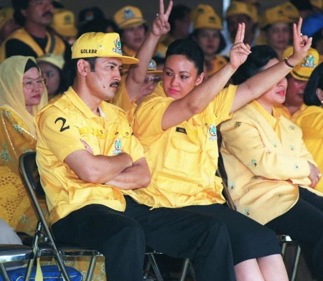 Bambang Trihatmodjo (kiri), anak ketiga Soeharto. (Foto: John Macdougall/AFP)