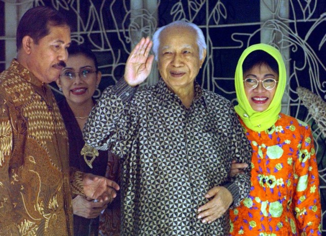 Soeharto dan putrinya, Tutut (Foto: Adek Berry/AFP)