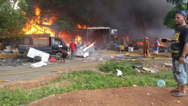 Si Jago Merah Lumat Lapak Pemulung di Kedoya Selatan Jakarta Barat