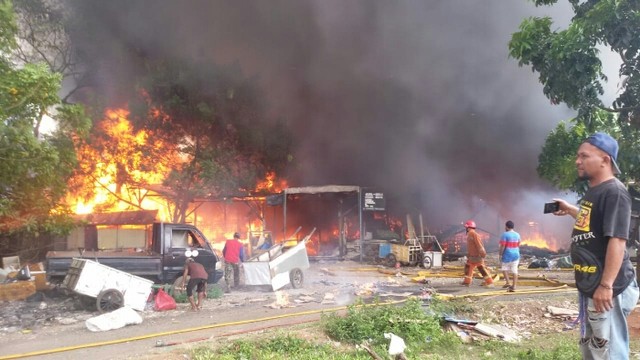 Si Jago Merah Lumat Lapak Pemulung di Kedoya Selatan Jakarta Barat (6)