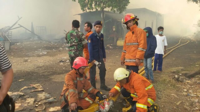 Si Jago Merah Lumat Lapak Pemulung di Kedoya Selatan Jakarta Barat (4)