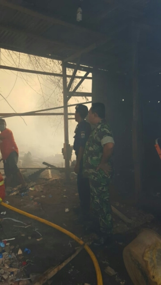Si Jago Merah Lumat Lapak Pemulung di Kedoya Selatan Jakarta Barat (3)