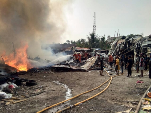 Si Jago Merah Lumat Lapak Pemulung di Kedoya Selatan Jakarta Barat (2)