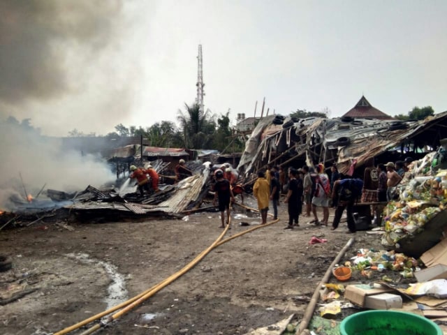 Si Jago Merah Lumat Lapak Pemulung di Kedoya Selatan Jakarta Barat (1)