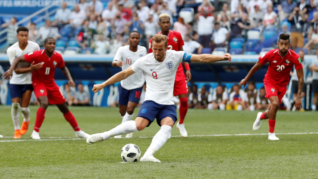 Eksekusi penalti Harry Kane. (Foto: REUTERS/Matthew Childs)