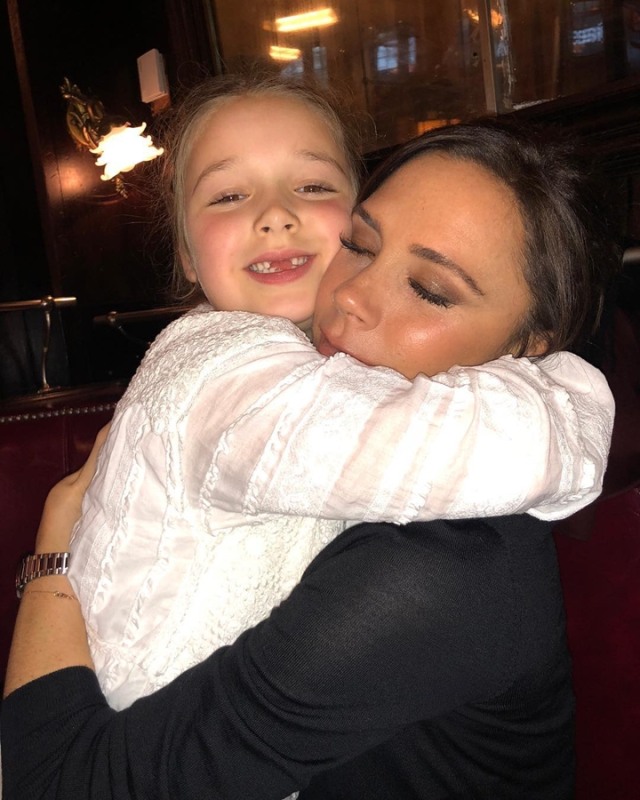 Victoria Beckham dan Harper Beckham. (Foto: Instagram @victoriabeckham)