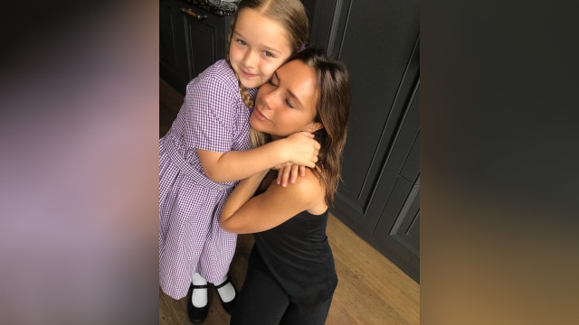 Victoria Beckham dan Harper Beckham. (Foto: Instagram @victoriabeckham)