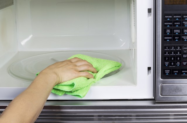 Membersihkan microwave (Foto: Thinkstock)