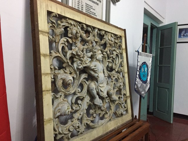 Ukiran kusen pintu situs sejarah rumah Cimanggis. (Foto: Yuana Fatwalloh/kumparan)