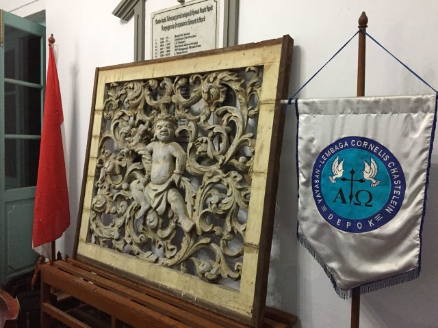 Ukiran kusen pintu situs sejarah rumah Cimanggis. (Foto: Yuana Fatwalloh/kumparan)