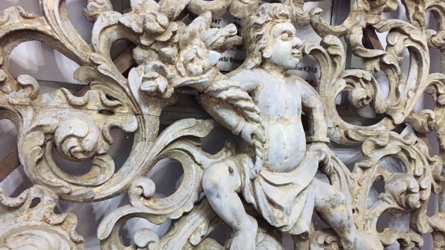 Ukiran kusen pintu situs sejarah rumah Cimanggis. (Foto: Yuana Fatwalloh/kumparan)