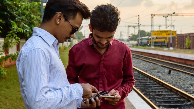 Ilustrasi masyarakat India bermain gadget. (Foto: Thinkstock)