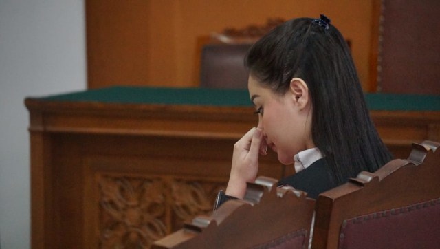 Gerak gerik Jennifer Dunn saat pembacaan putusan. (Foto: Garin Gustavian Irawan/kumparan)