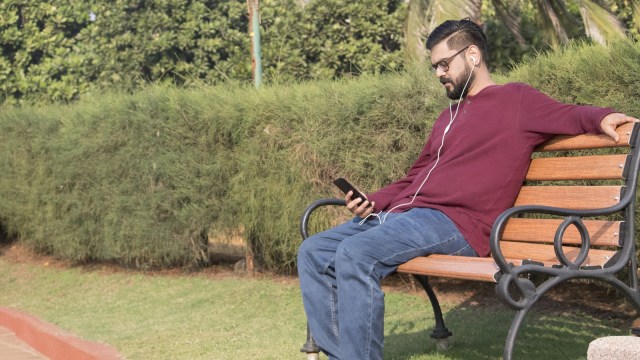 Ilustrasi masyarakat India bermain gadget. (Foto: Thinkstock)