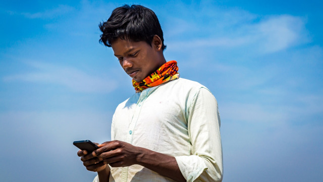 Ilustrasi masyarakat India bermain gadget. (Foto: Thinkstock)