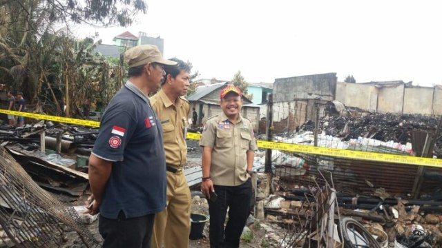 Sudin Sosial Jakarta Barat Donasikan Bantuan Bagi Korban Kebakaran Kedoya Selatan (3)