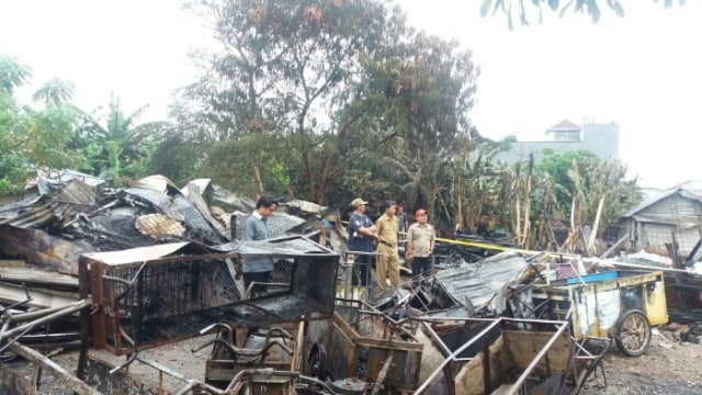 Sudin Sosial Jakarta Barat Donasikan Bantuan Bagi Korban Kebakaran Kedoya Selatan (2)