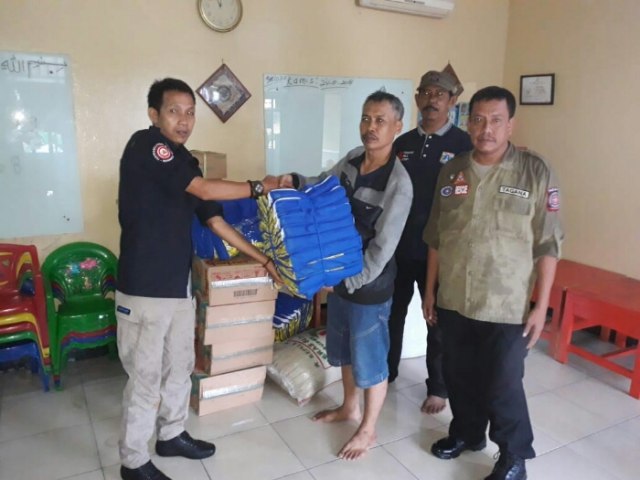 Sudin Sosial Jakarta Barat Donasikan Bantuan Bagi Korban Kebakaran Kedoya Selatan (1)