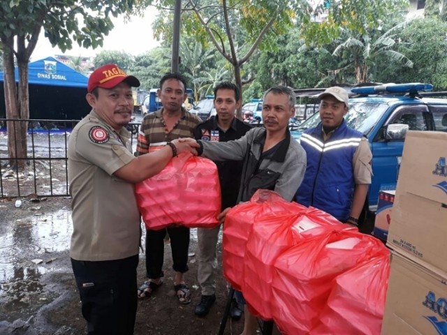 Sudin Sosial Jakarta Barat Donasikan Bantuan Bagi Korban Kebakaran Kedoya Selatan