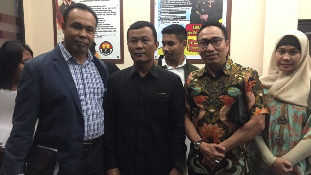 Adik Herman Hery (baju batik) laporkan Ronny (Foto: Raga Imam/kumparan)