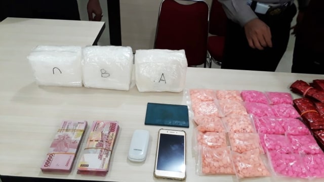 Barang bukti penyelundupan narkoba di Entikong (Foto: Humas Polda Kalbar)