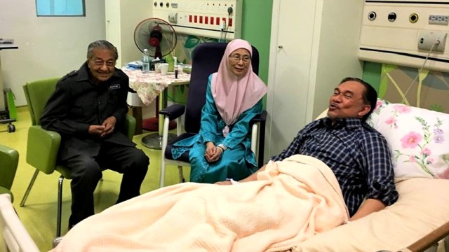 PM Malaysia jenguk Anwar Ibrahim. (Foto: Facebook/Bebas Anwar)