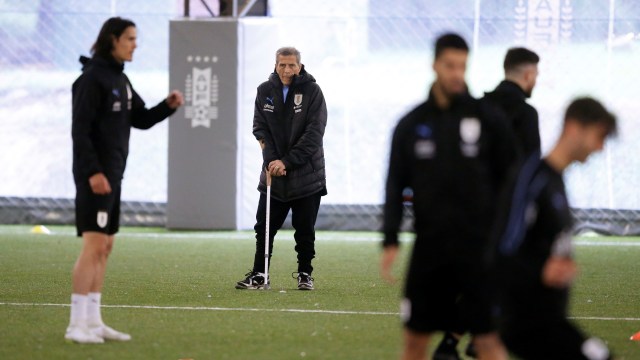 Tabarez pimpin latihan Timnas Uruguay. (Foto: REUTERS/Andres Stapff)