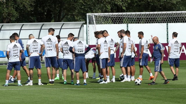 Sesi latihan Argentina. (Foto: REUTERS/Albert Gea)