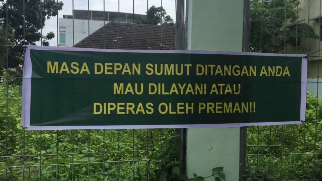 Spanduk Jangan Pilih Pemimpin Arogan dan Preman (Foto: Soejono Saragih/kumparan)