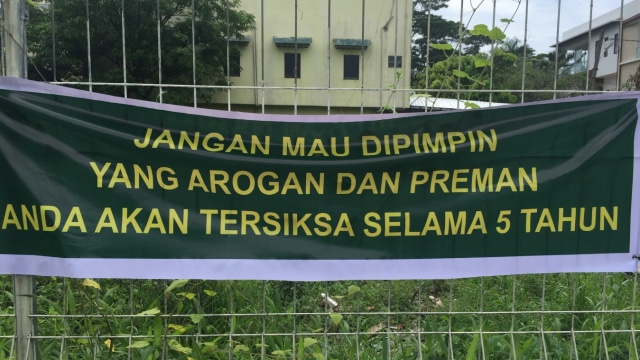 Spanduk Jangan Pilih Pemimpin Arogan dan Preman (Foto: Soejono Saragih/kumparan)