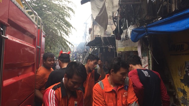Pemadaman kebakaran di Johar Baru, Jakarta Pusat (Foto: Yuana Fatwallah/kumparan)