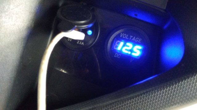 Port USB & Voltmeter Yamaha NMax (Foto: dok. Teras Biker)