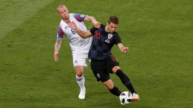 Sigurdsson vs Pjaca (Foto: REUTERS/Grigory Dukor)