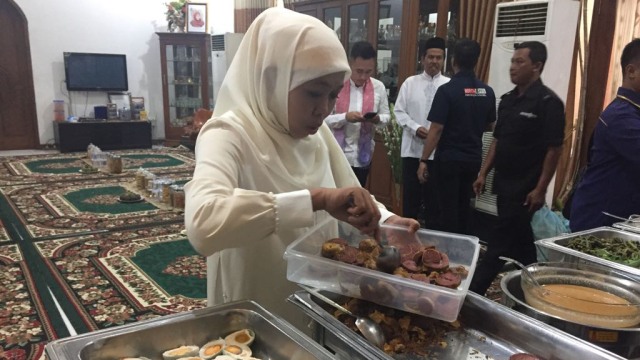 Aktivitas pagi Khofifah di hari Pilkada (Foto: Phaksy Sukowati/kumparan)