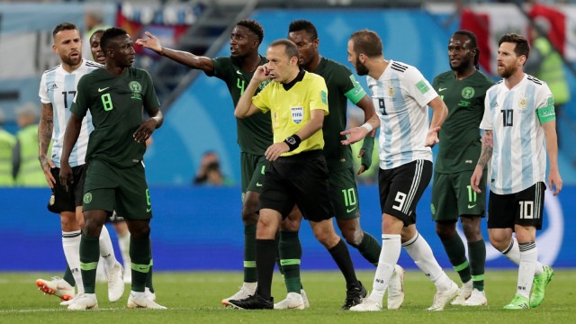 Pemain Nigeria meminta wasit menyaksikan VAR. (Foto: Toru Hanai/Reuters)