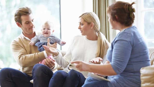 Mengenal dan Mengatasi Baby Stranger Anxiety