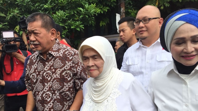 Deddy Mizwar menuju TPS 61, Jatiwaringin, Bekasi. (Foto: Marissa Krestianti/kumparan)