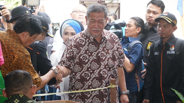 Deddy Mizwar di TPS 61, Jatiwaringin, Bekasi. (Foto: Iqbal Firdaus/kumparan)
