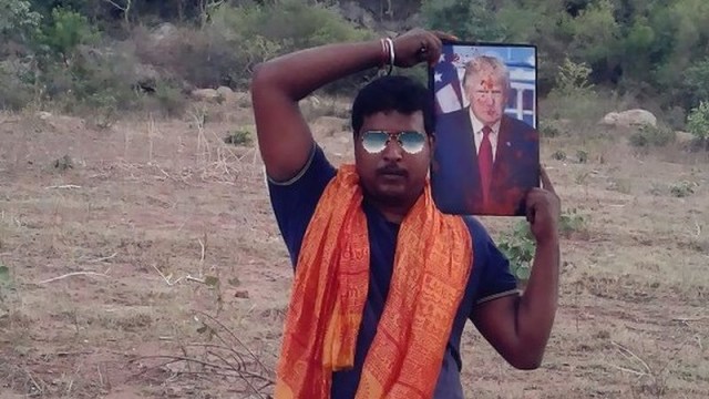 Pria India sembah Trump sebagai Tuhan. (Foto: Facebook)