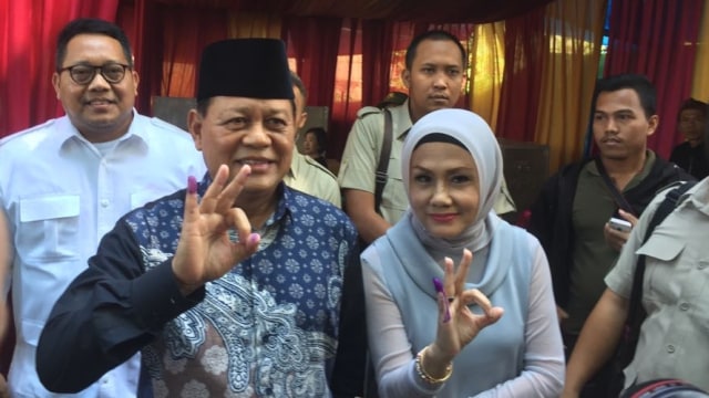 Sudrajat dan istri usai menggunakan hak pilih. (Foto: Moh Fajri/kumparan)